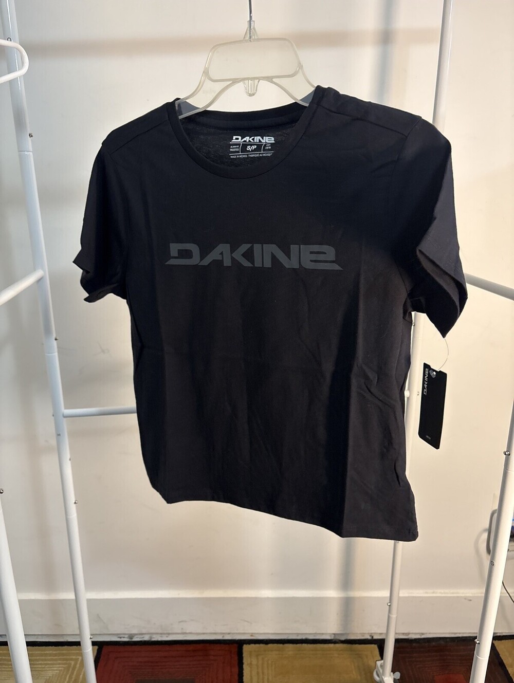 NWT Dakine Da Rail Cropped short-sleeve tee Black Small New With Tags